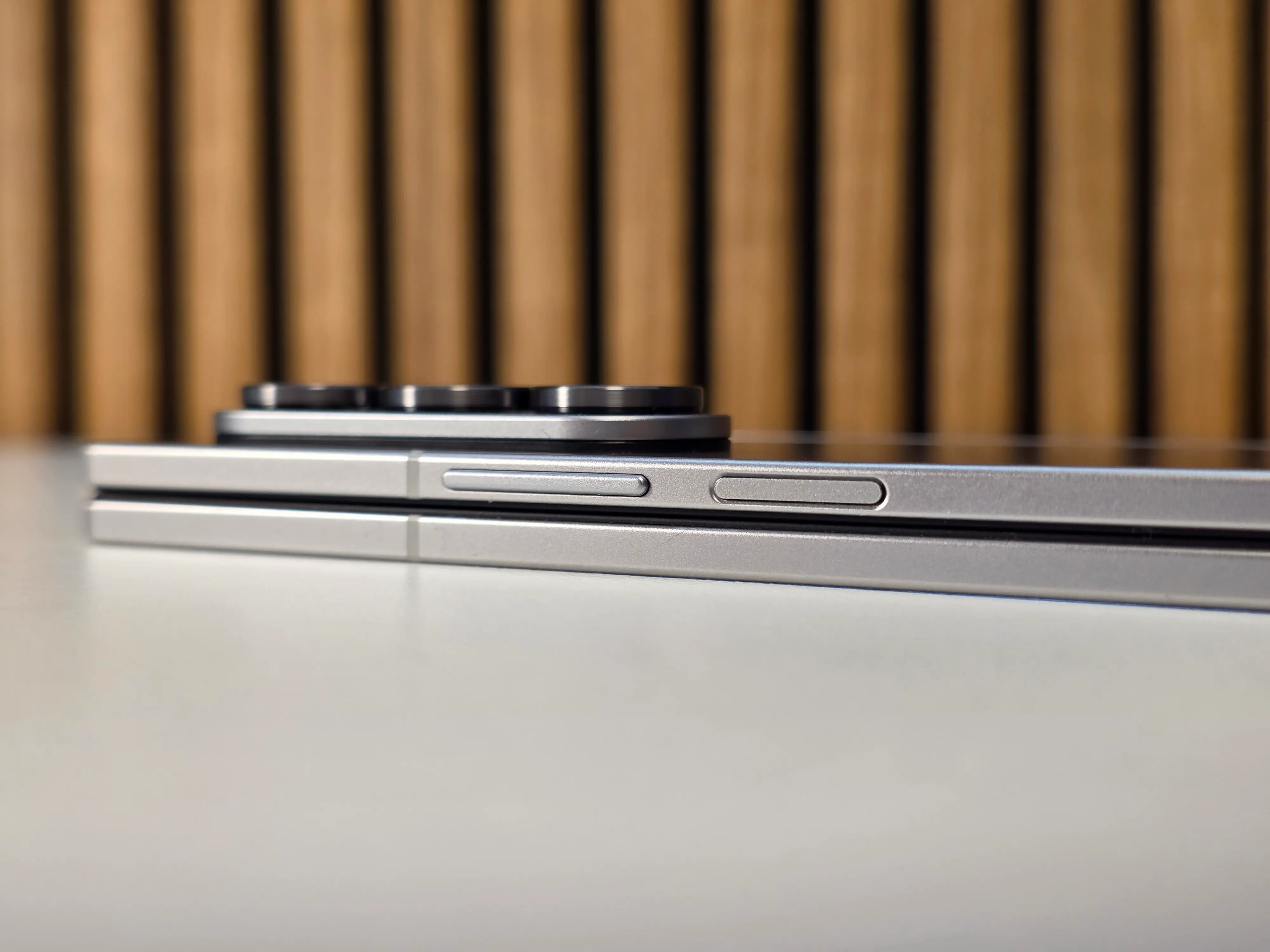 Galaxy Fold7 pagrindinis ir garsumo valdymo mygtukai