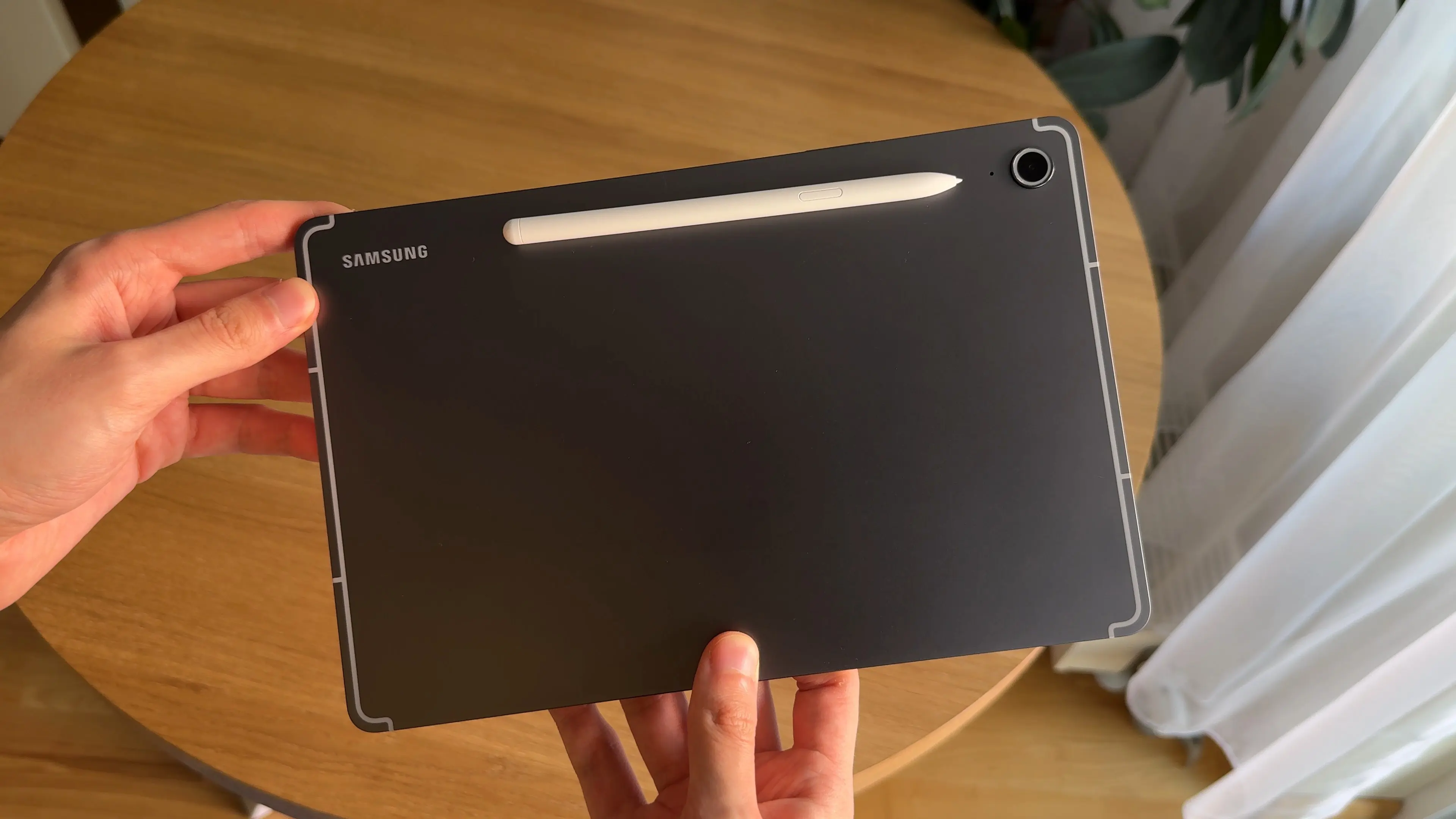 Galaxy Tab S10 FE pilkos spalvos korpusas